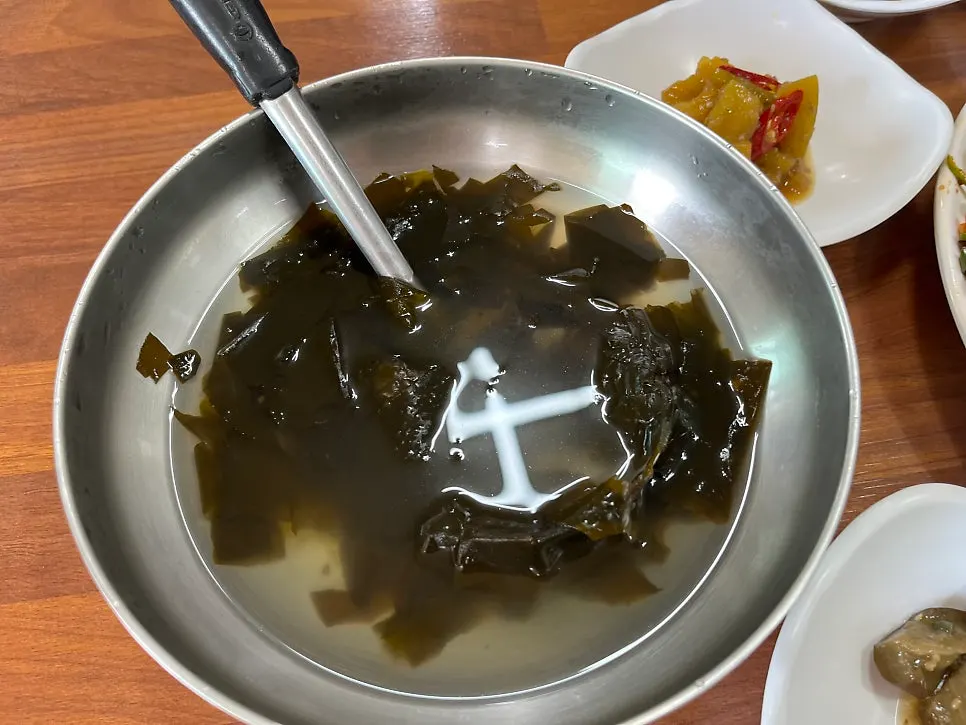 연화마을 꼬막비빔밥 상차림과 미역국