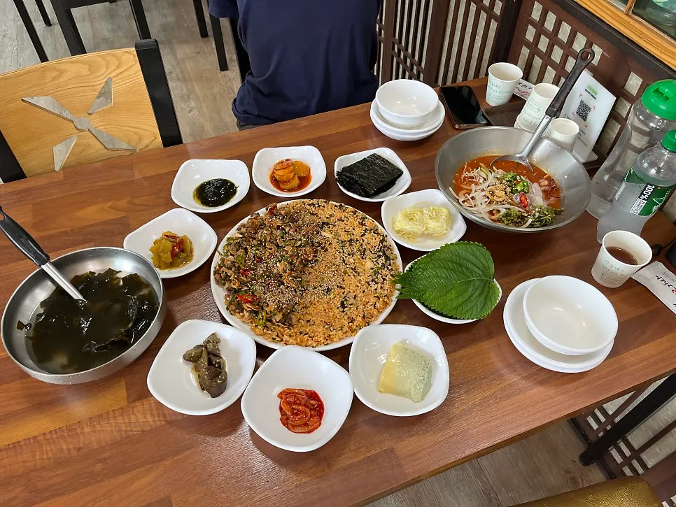 꼬막비빔밥과 모듬물회 2인 세트 전체 상차림