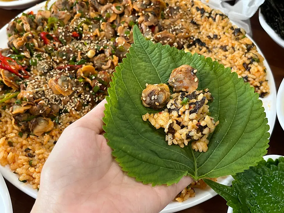 김과 깻잎에 싸 먹는 꼬막비빔밥