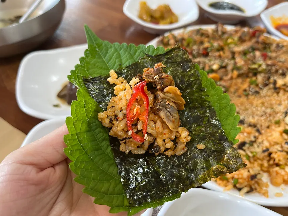 깻잎 쌈으로 먹는 꼬막비빔밥 한 입