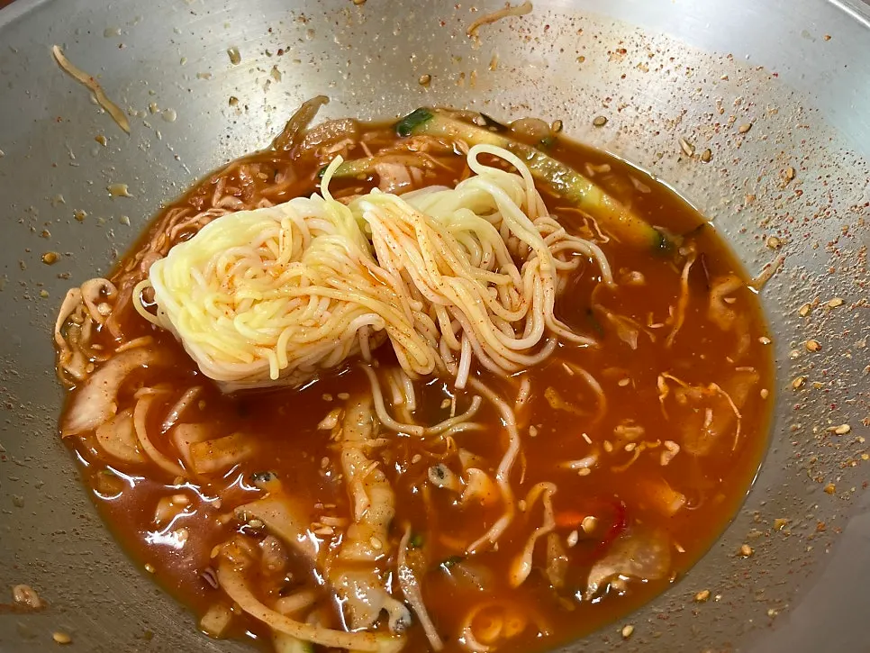 모듬물회와 함께 나온 소면