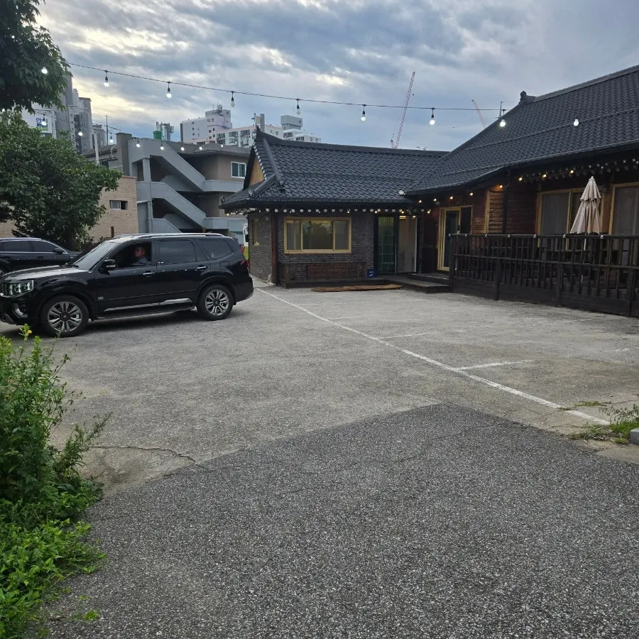 Hanok-style exterior of Gangneungok Hongje Branch