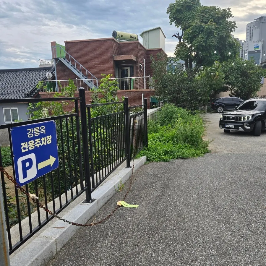 Parking area in front of Gangneungok Hongje Branch