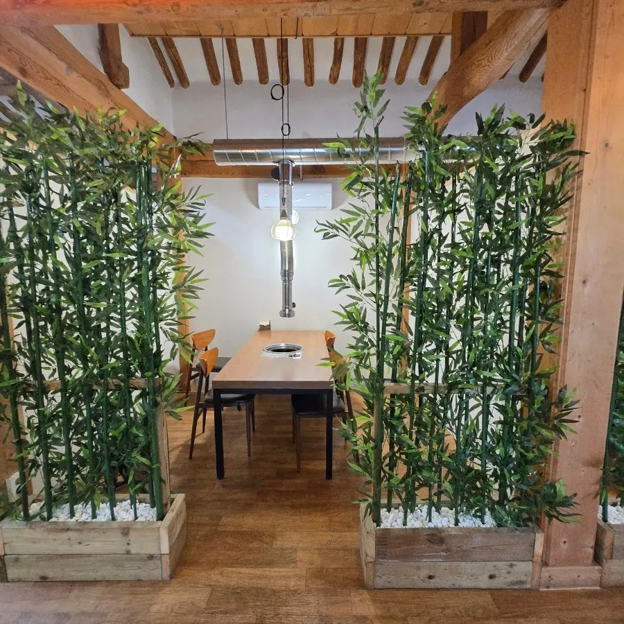 Dining space with partitions between tables