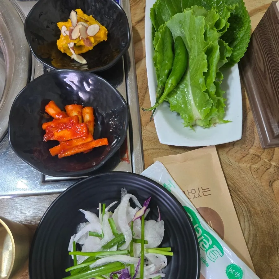 Basic side dishes set out in the private room