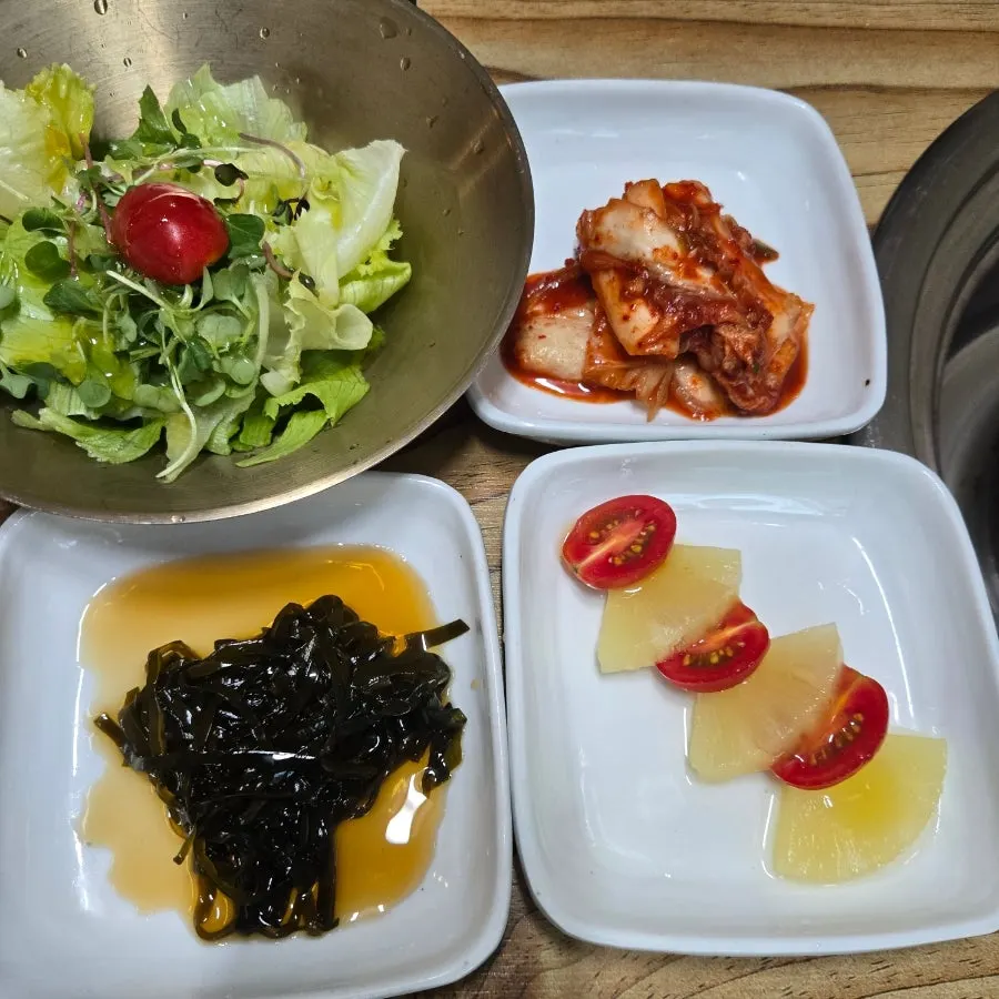 Basic side dishes served with the meat