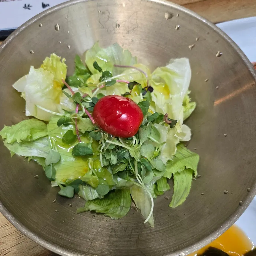 Lettuce, perilla leaves, and accompaniments for the meat