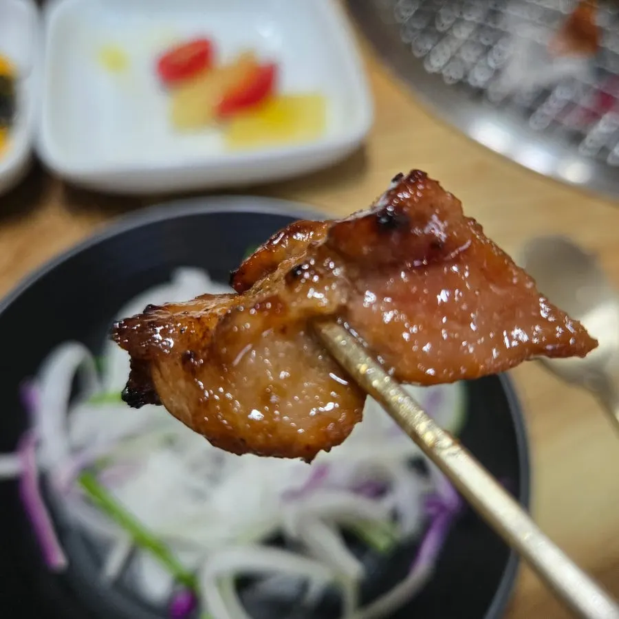 Hot charcoal-grilled marinated pork ribs