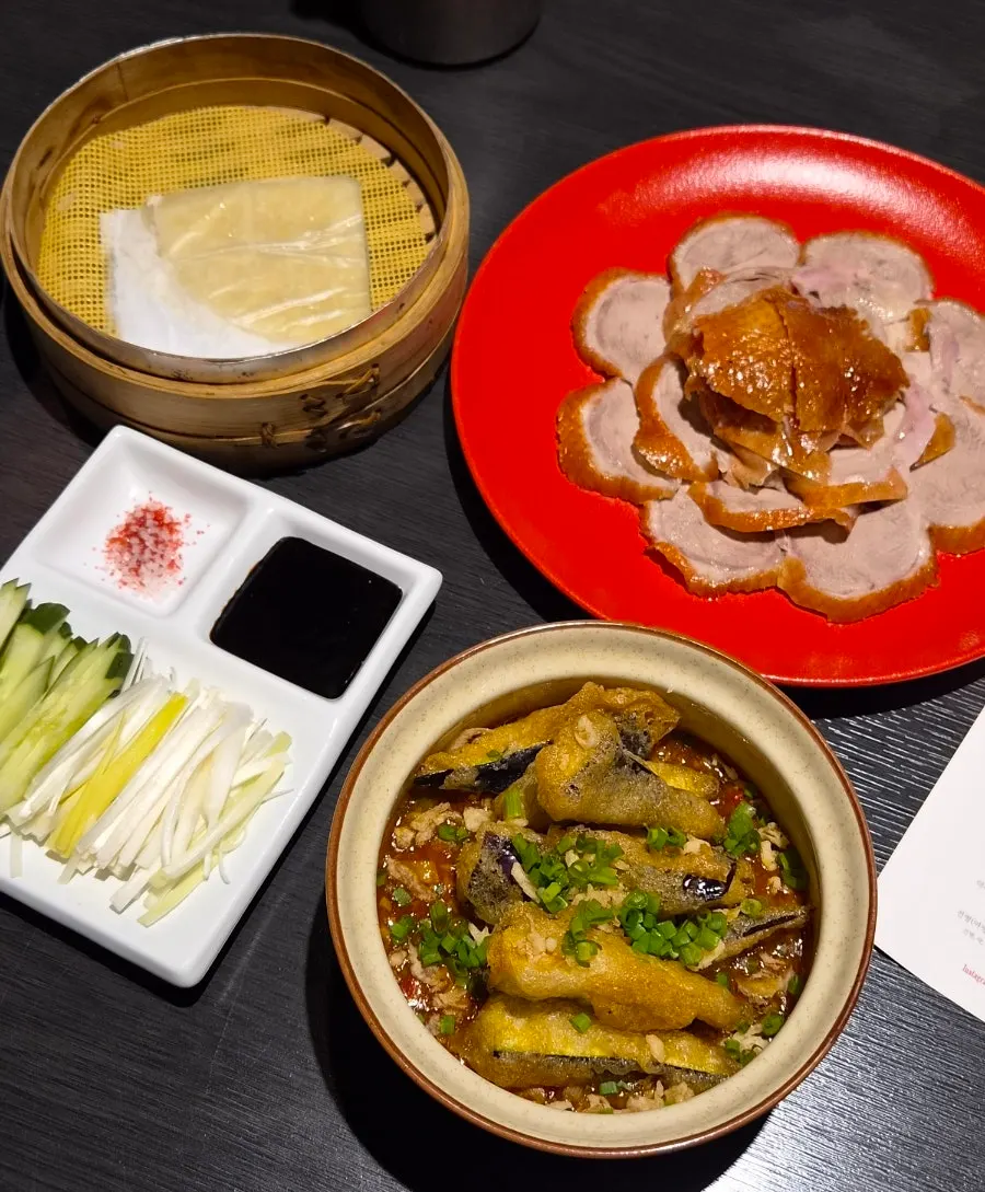 Spacious and clean dining table at Gang's Duck