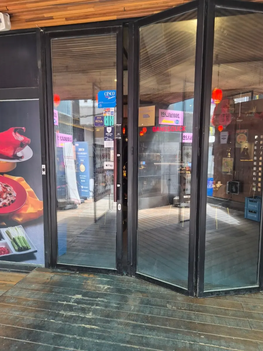 Exterior of Gang's Duck styled like a Chinese dining hall