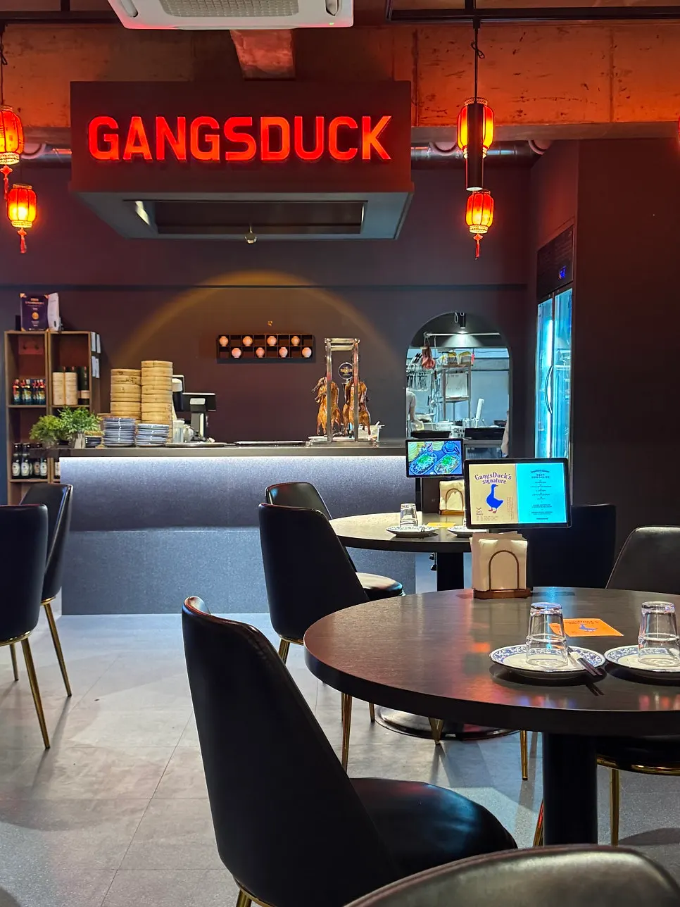 Gang's Duck dining hall on a weekday evening