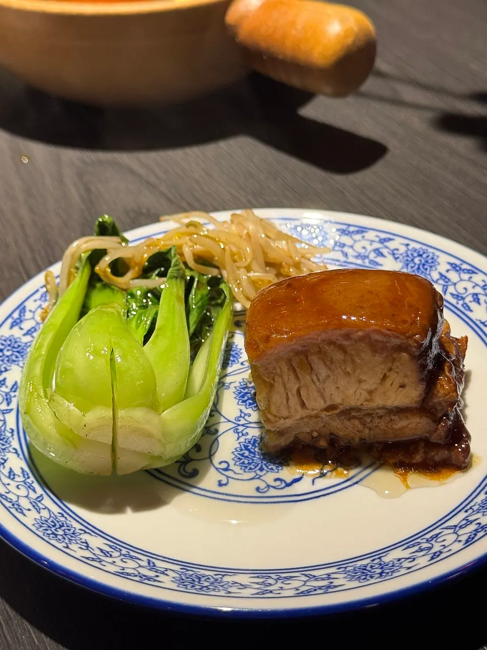 Dongpo-yuk cut with tongs and scissors