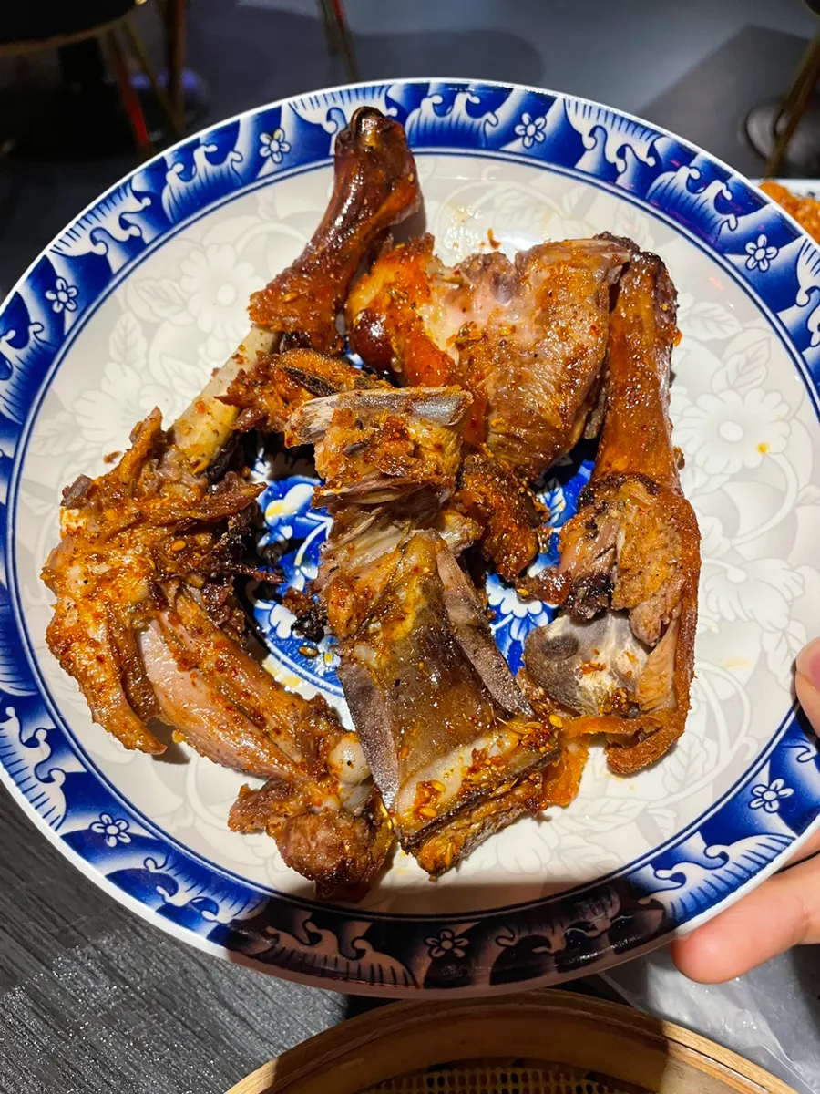 먹기 좋게 썬 북경오리 반 마리 한 접시