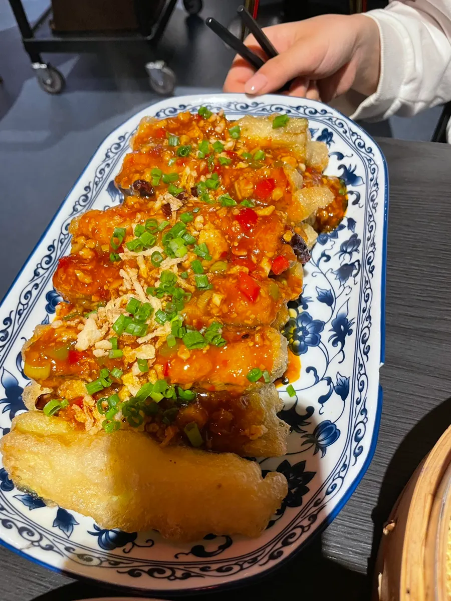 길쭉한 접시에 담긴 어향가지