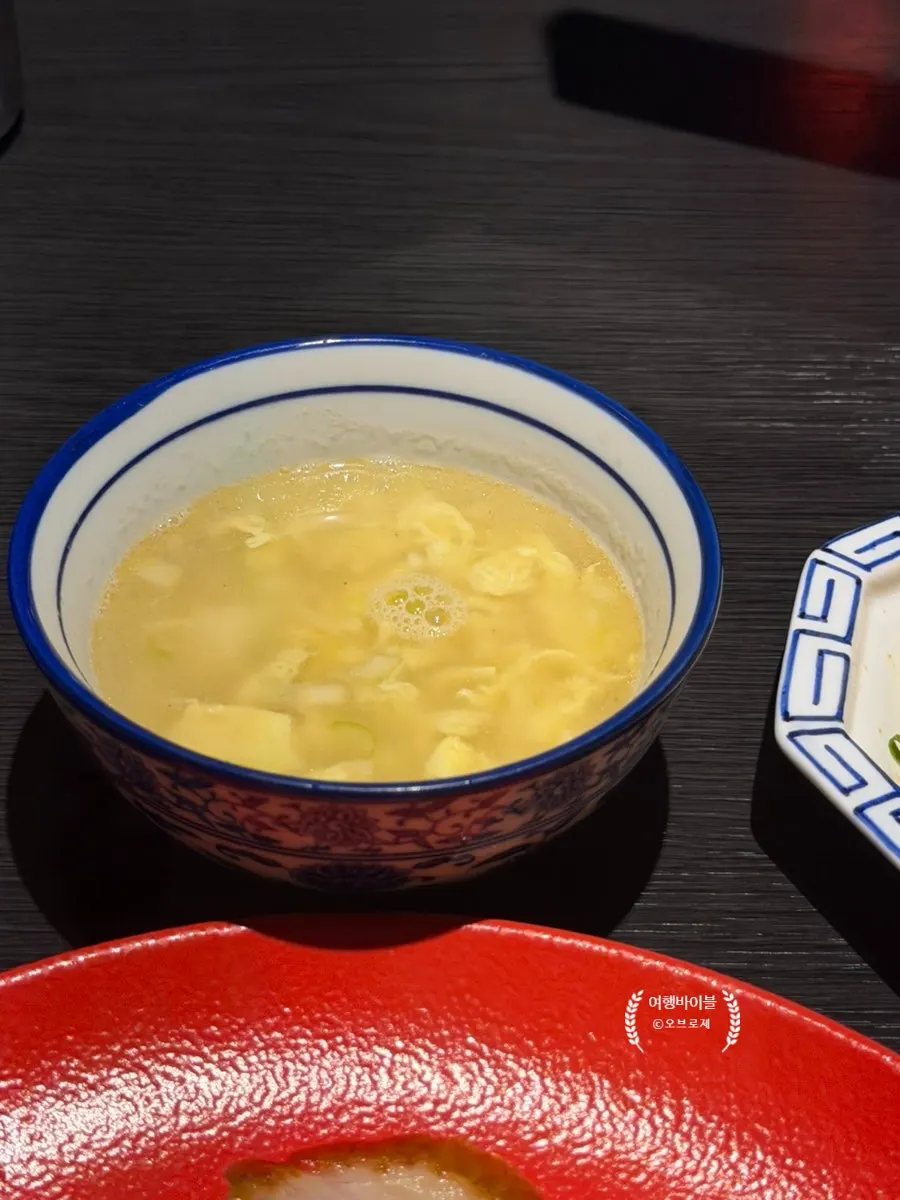 마늘칩이 올라간 볶음밥