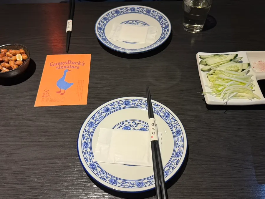 Mesa preparada para el pato pekinés