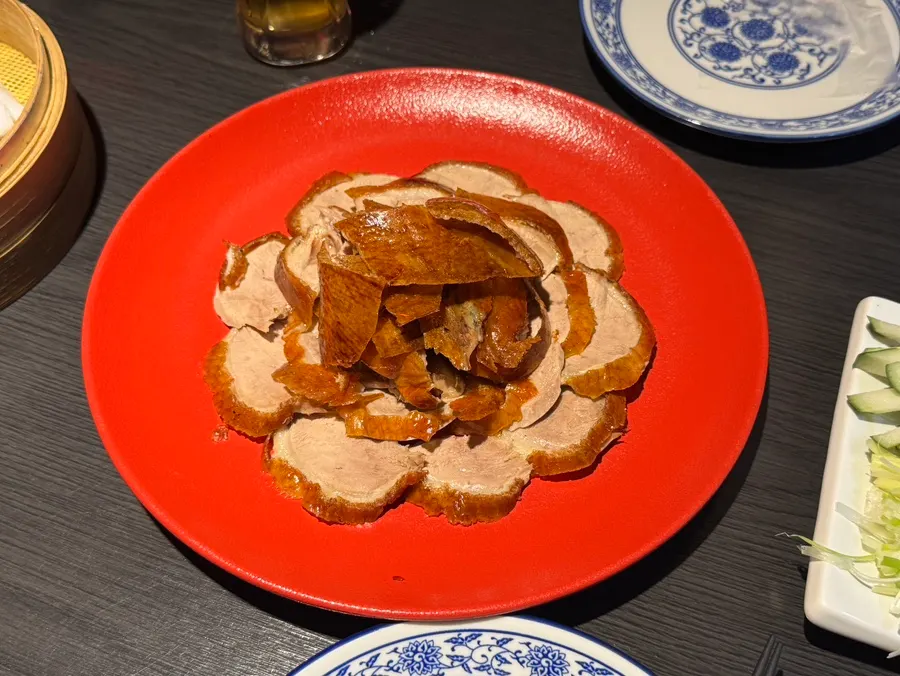 Combinación de pato pekinés con cerveza de barril