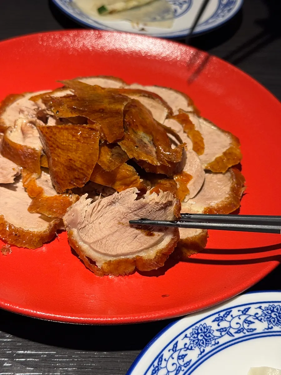 Carne de pato pekinés con piel pegada