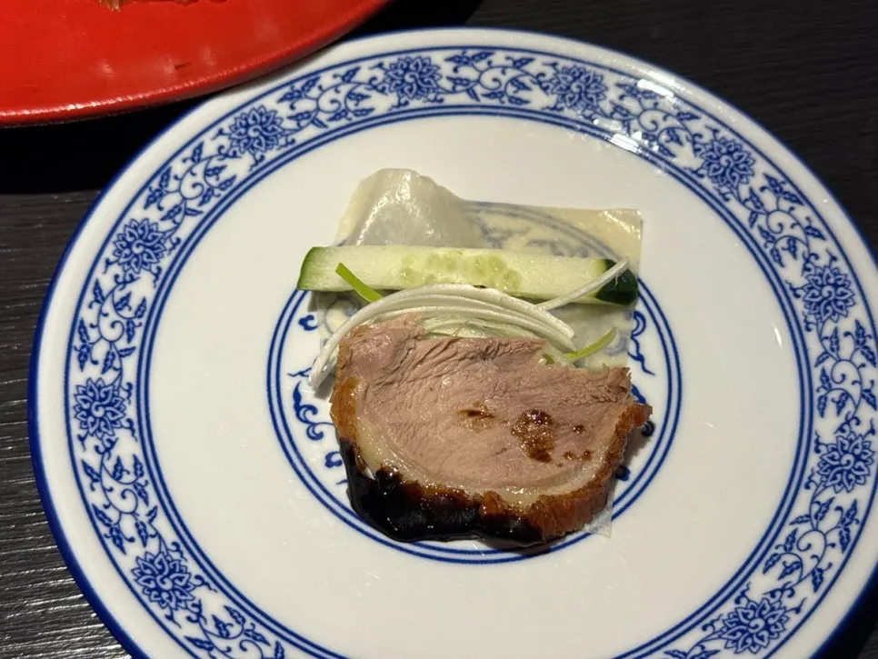 Carne de pato pekinés servida sobre la tortita