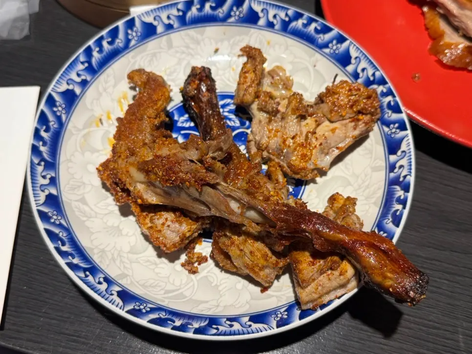 Huesos de pato fritos aderezados con cominos zhiran