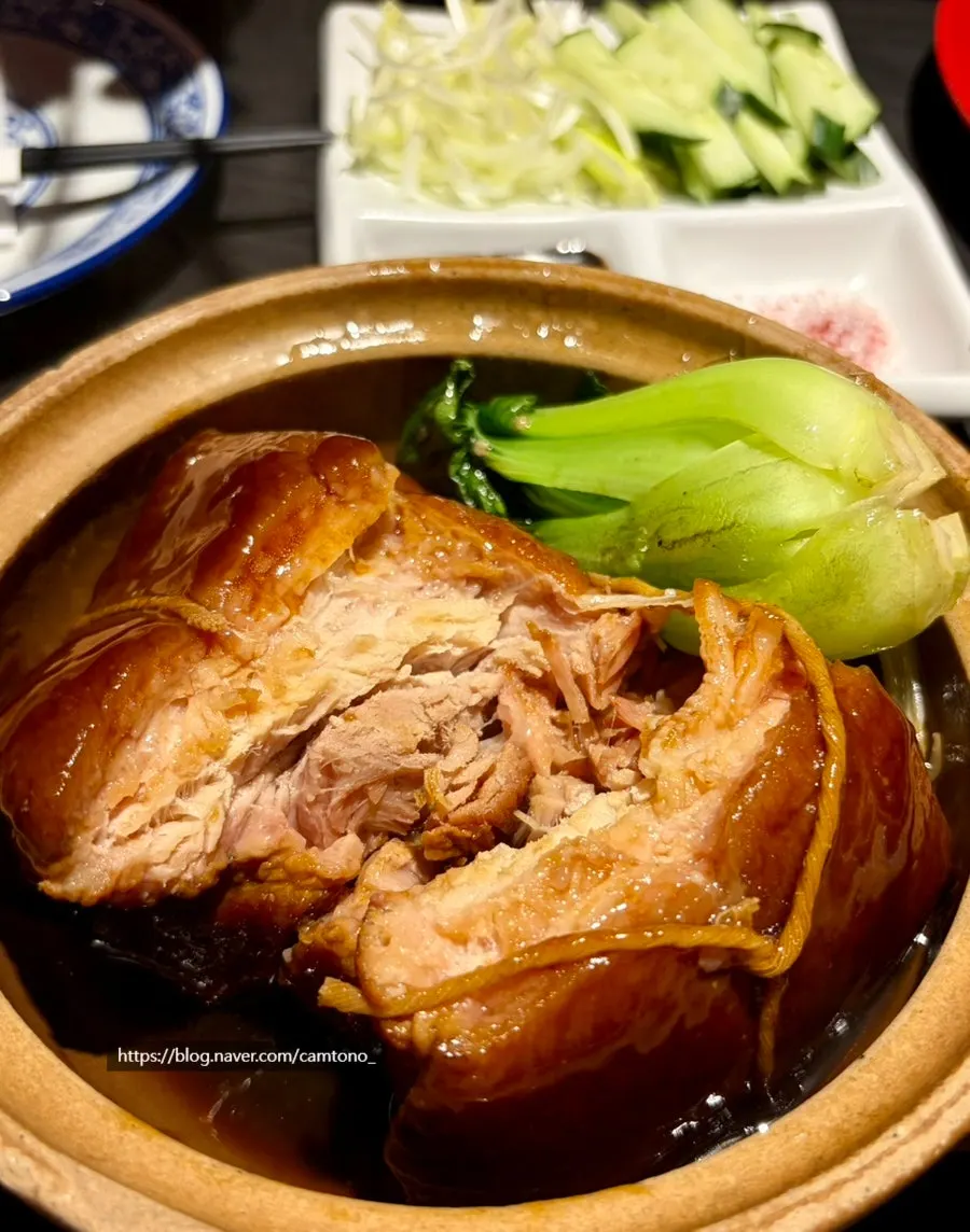 동파육 한 점을 집어 든 모습