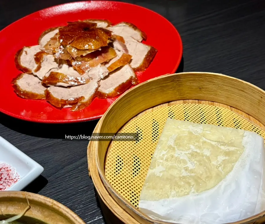 야빙에 북경오리를 싸는 모습