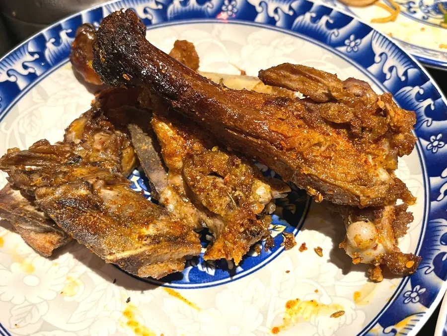 쯔란 뿌린 오리뼈구이