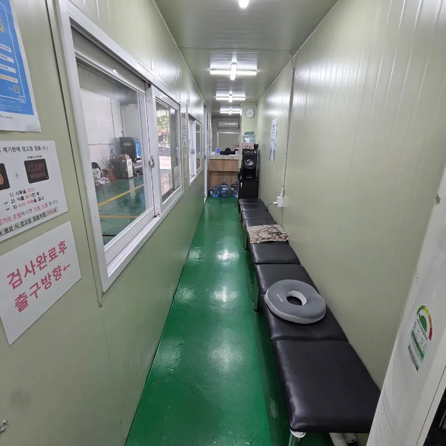 검사 라인이 보이는 대기실 창가