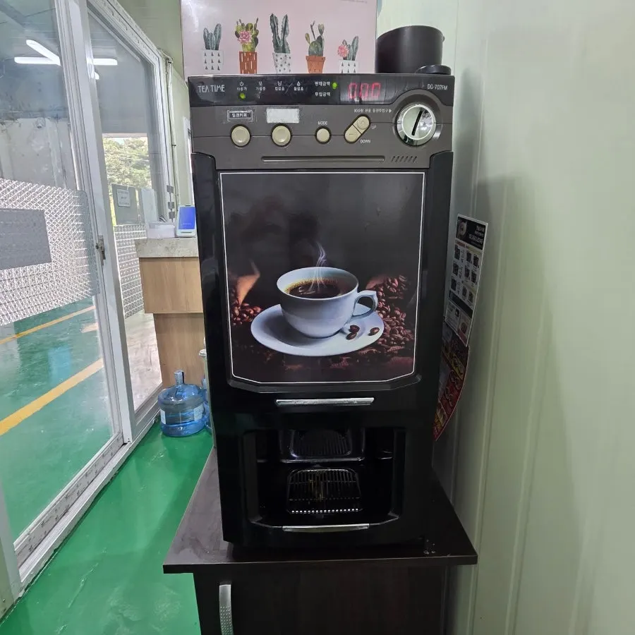 대기석에 놓인 커피 자판기