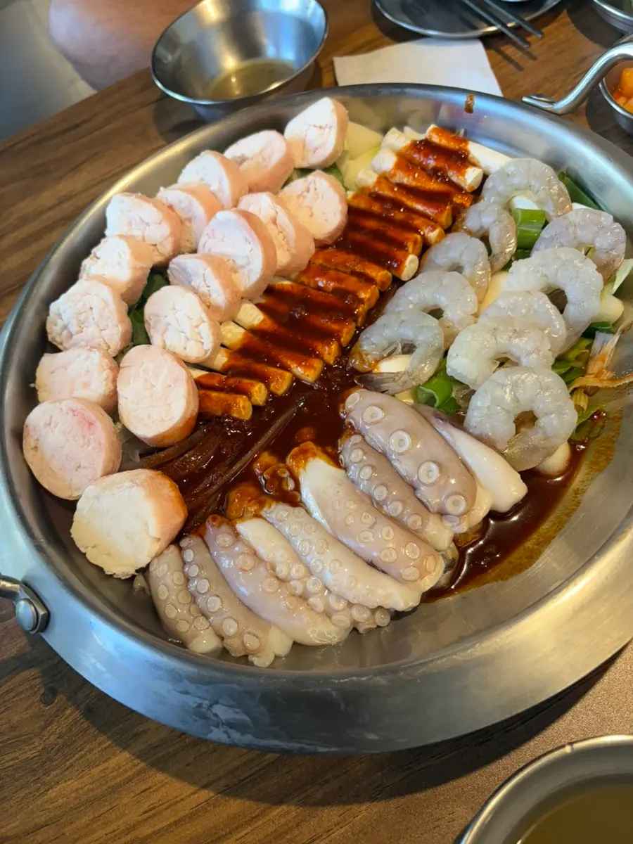 Complimentary side dishes served with nakgopsae