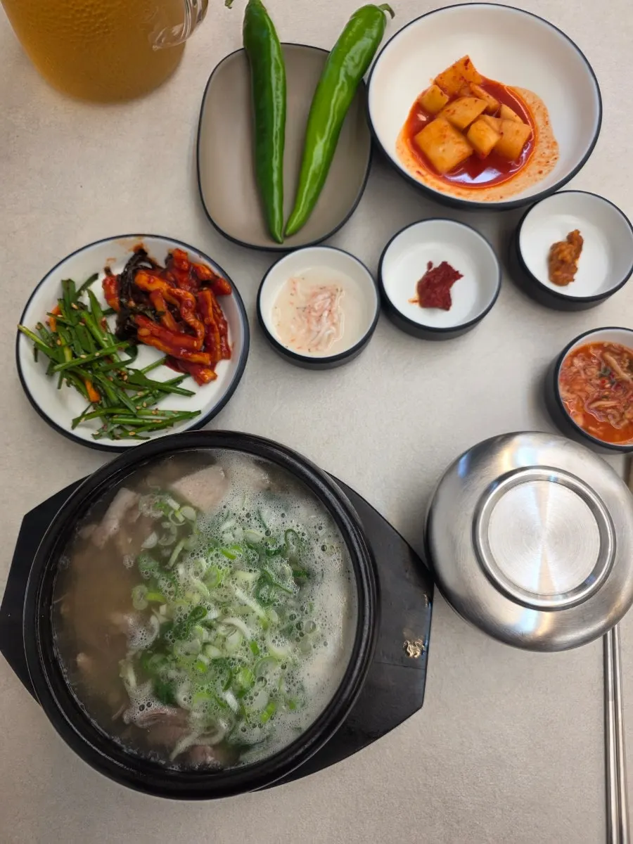 순대국과 수육을 함께 차린 한상