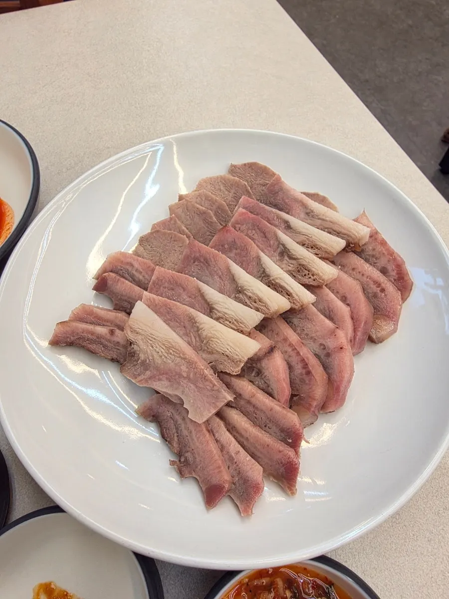 접시에 담긴 국담순대국 수육