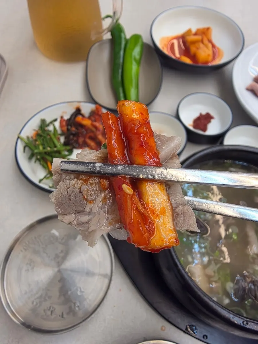 수육과 함께 나온 김치와 무말랭이