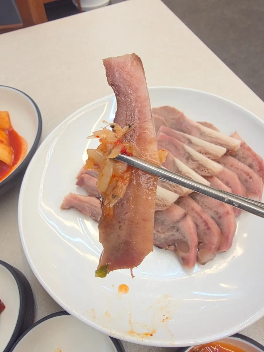 수육에 곁들인 무말랭이 반찬
