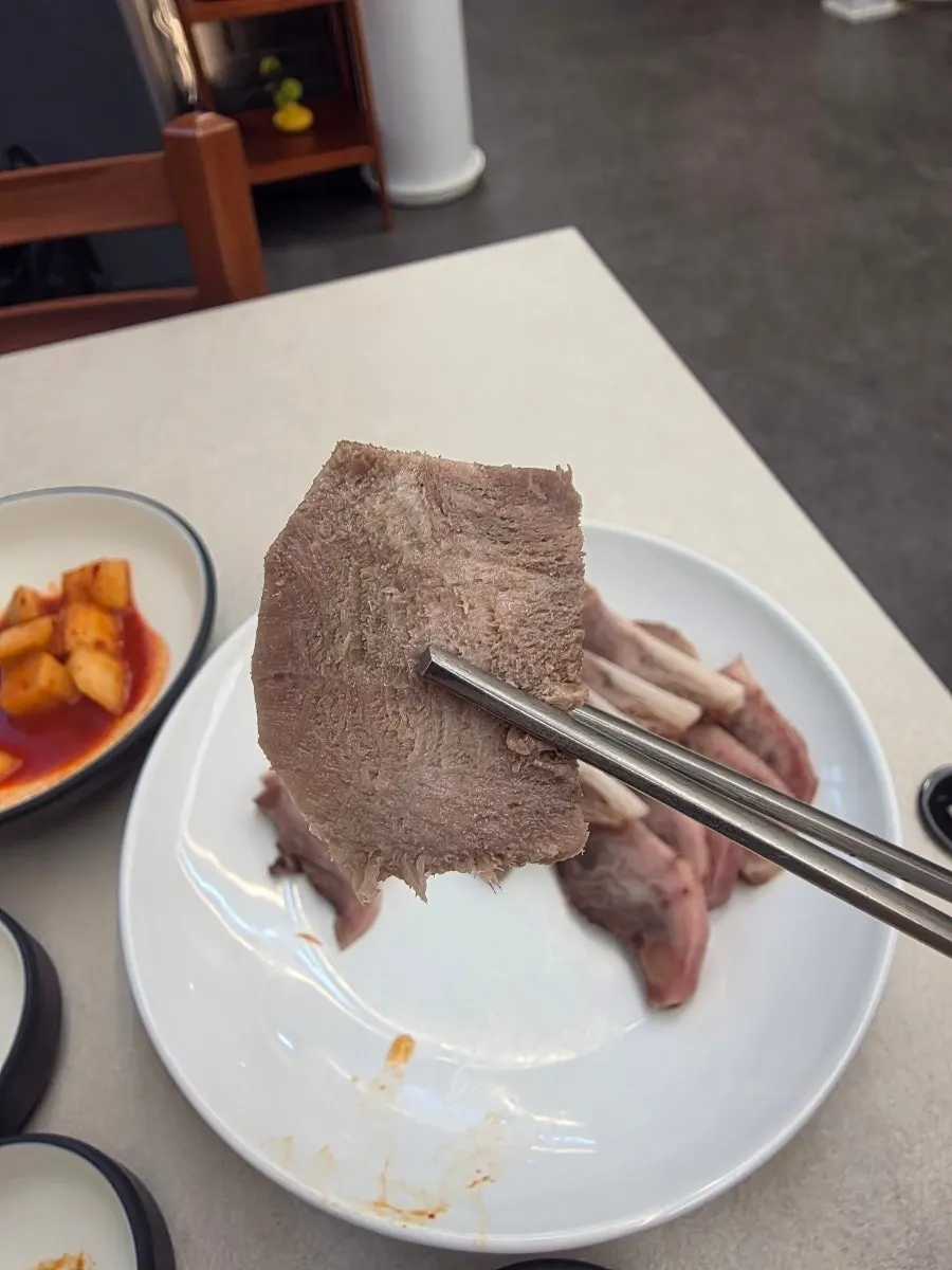 식사 마무리 무렵의 순대국과 수육 상차림