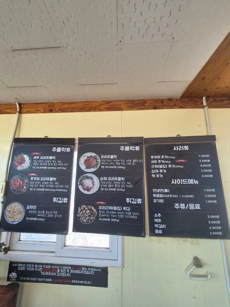 Không gian bên trong quán phù hợp cho gia đình dùng bữa