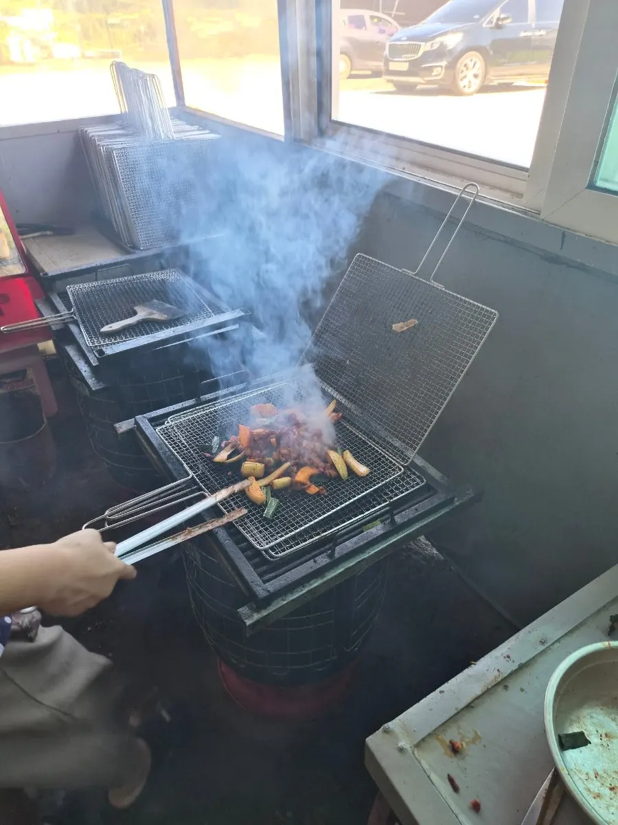 Ori jumulleok đang được nướng sơ than hoa