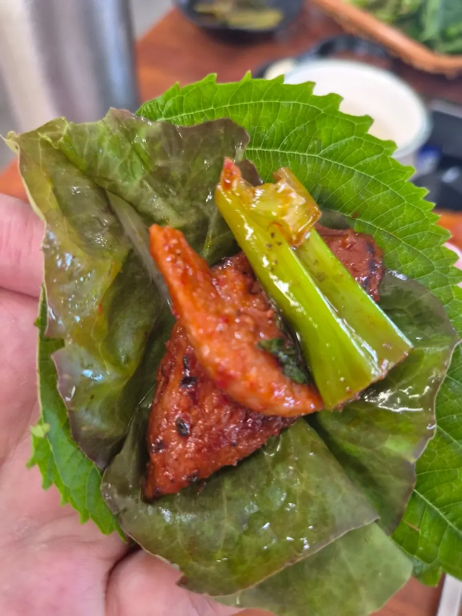 Cuốn thịt vịt với hành và tỏi