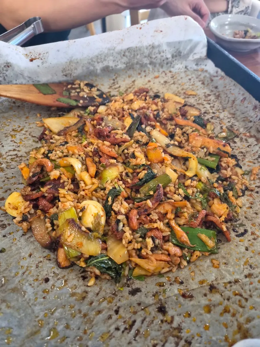 Cơm chiên hoàn thiện với phần sốt còn lại