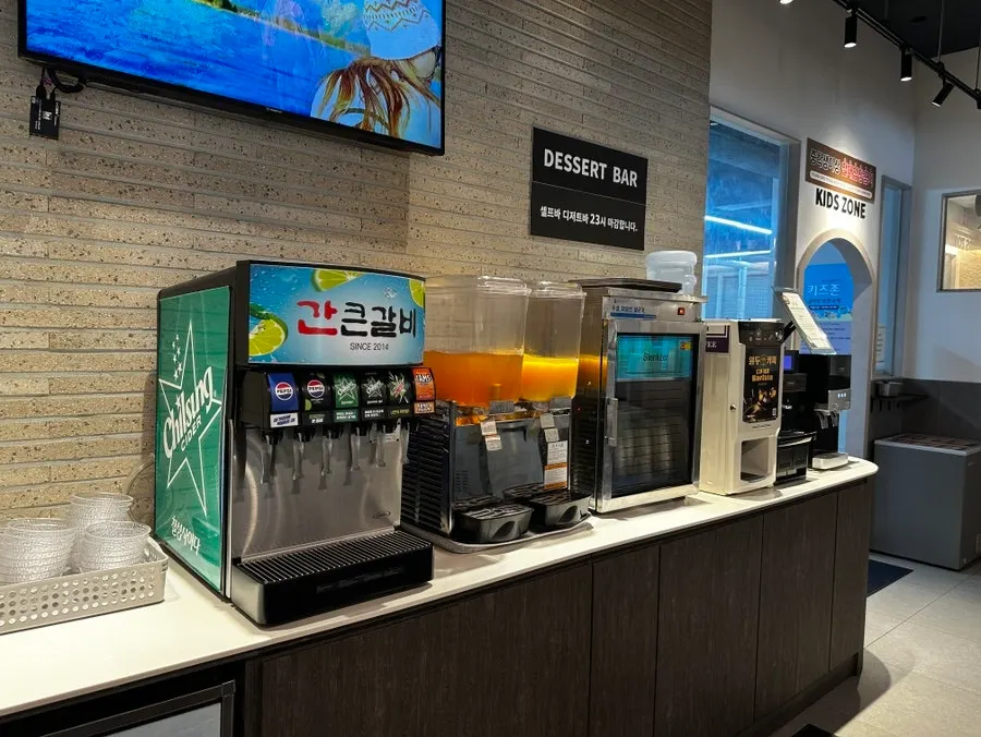 Drink station with juice and coffee