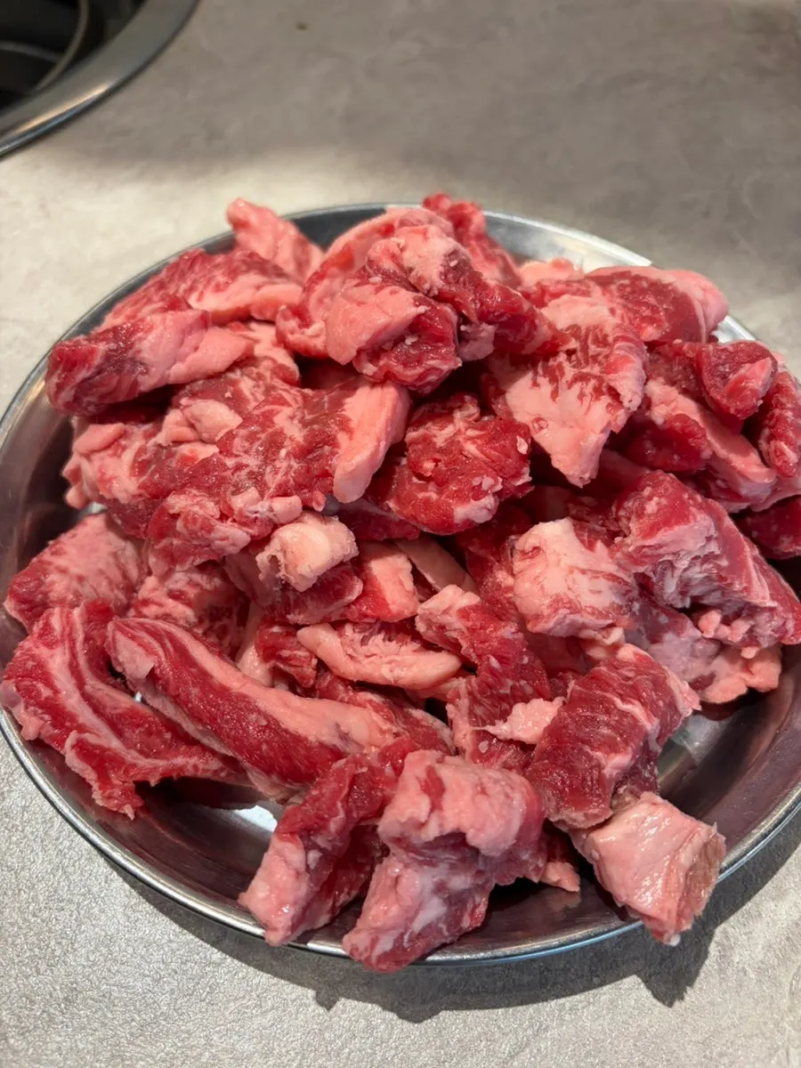 Ribs on the grill plate at Gankeun Galbi Seongseo Branch