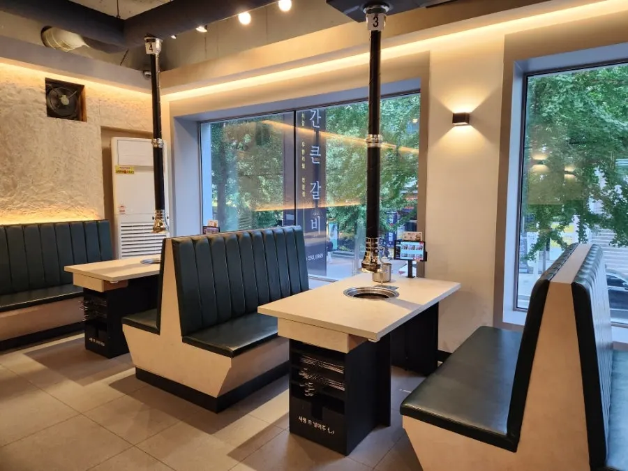 Interior seating at Gankeun Galbi Seongseo Branch