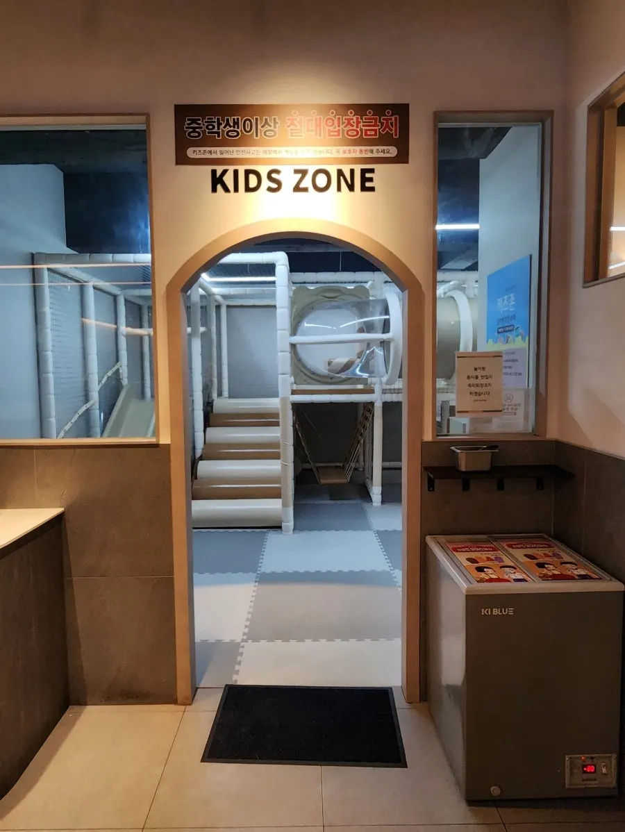 Large kids' playroom at Gankeun Galbi Seongseo Branch
