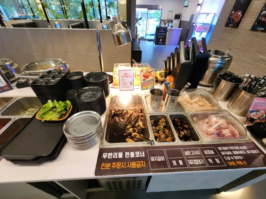 Various sauces prepared for each type of meat
