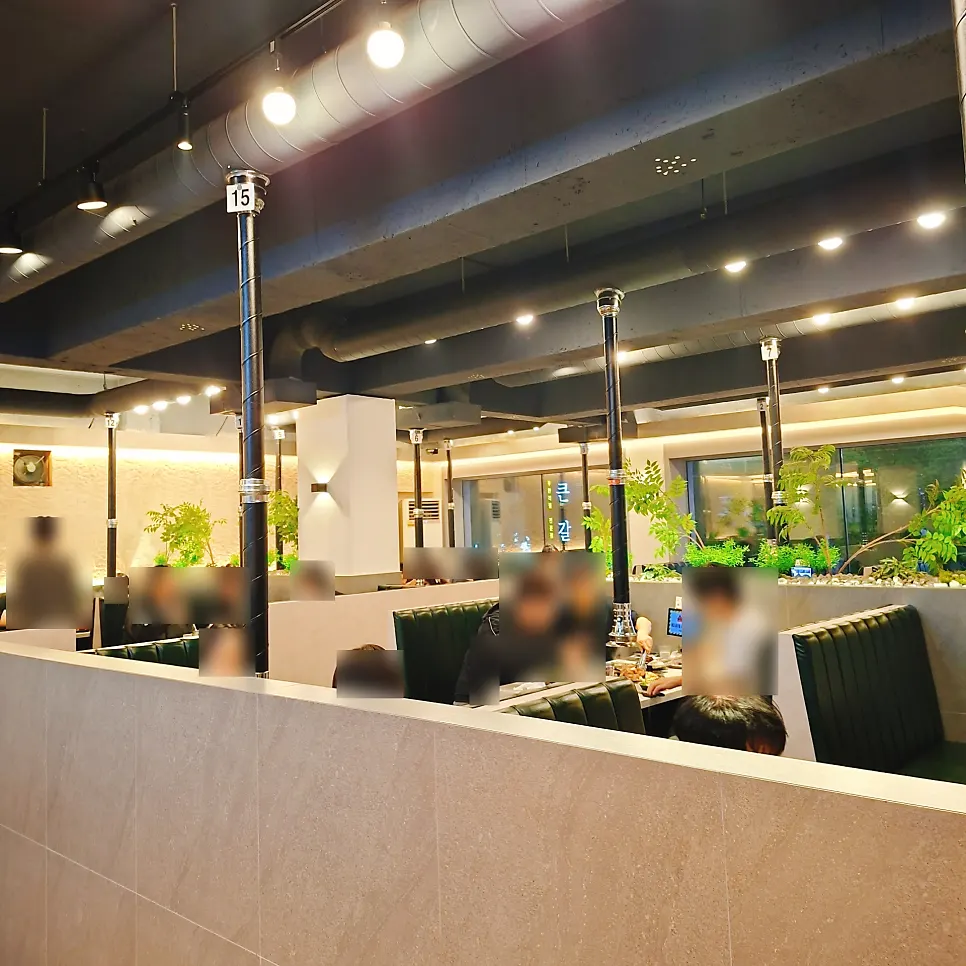 Main hall packed with customers during dinner hours