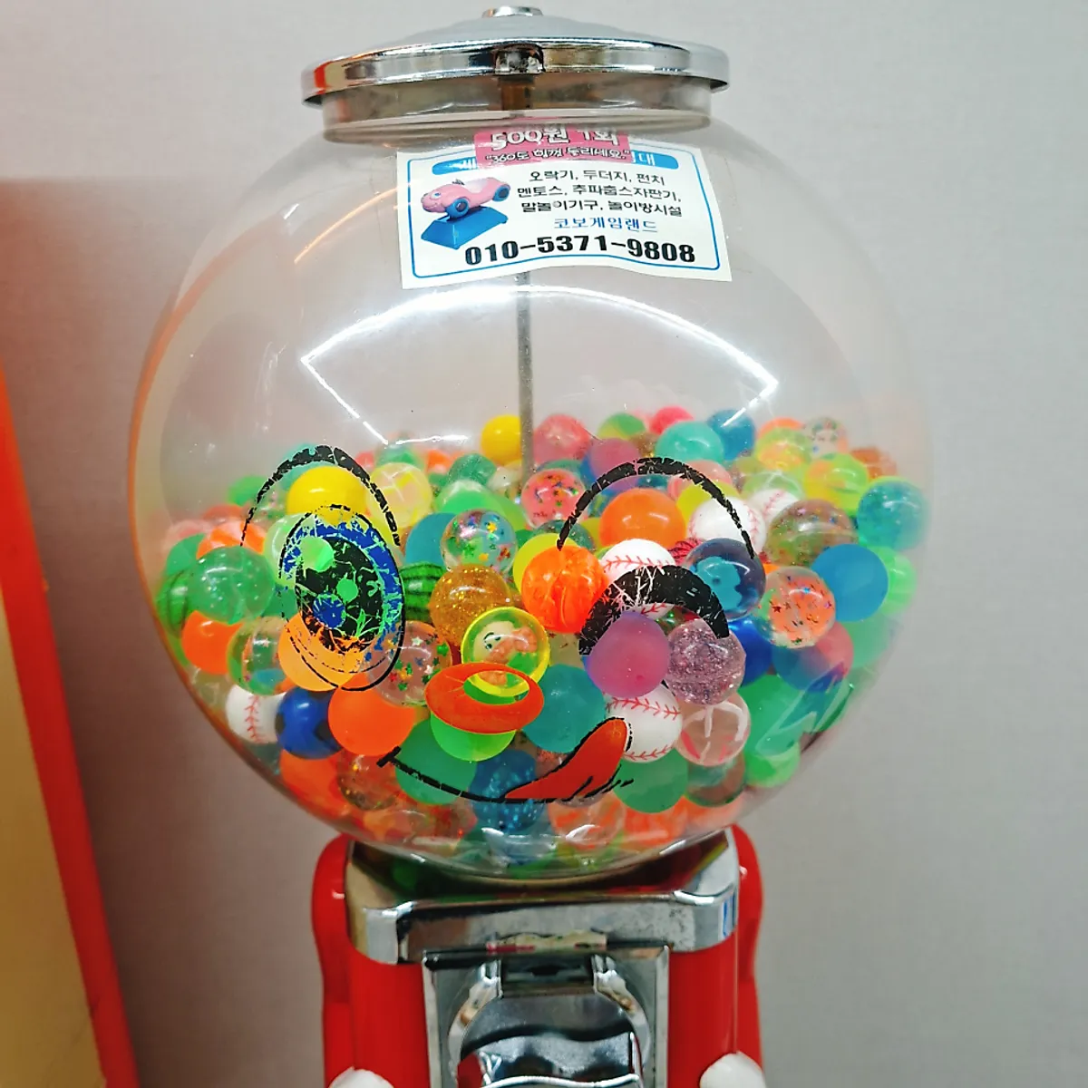 Playroom usage rules and gacha capsule machines