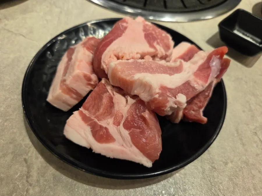 셀프바에서 가져온 삼겹살 접시