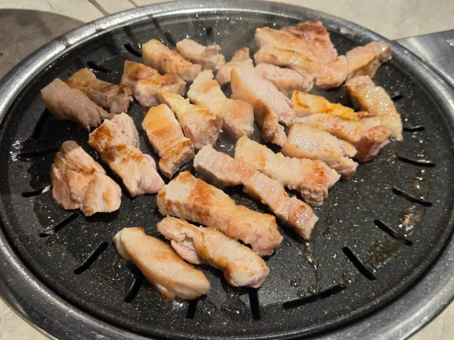 불판에서 노릇하게 익은 삼겹살