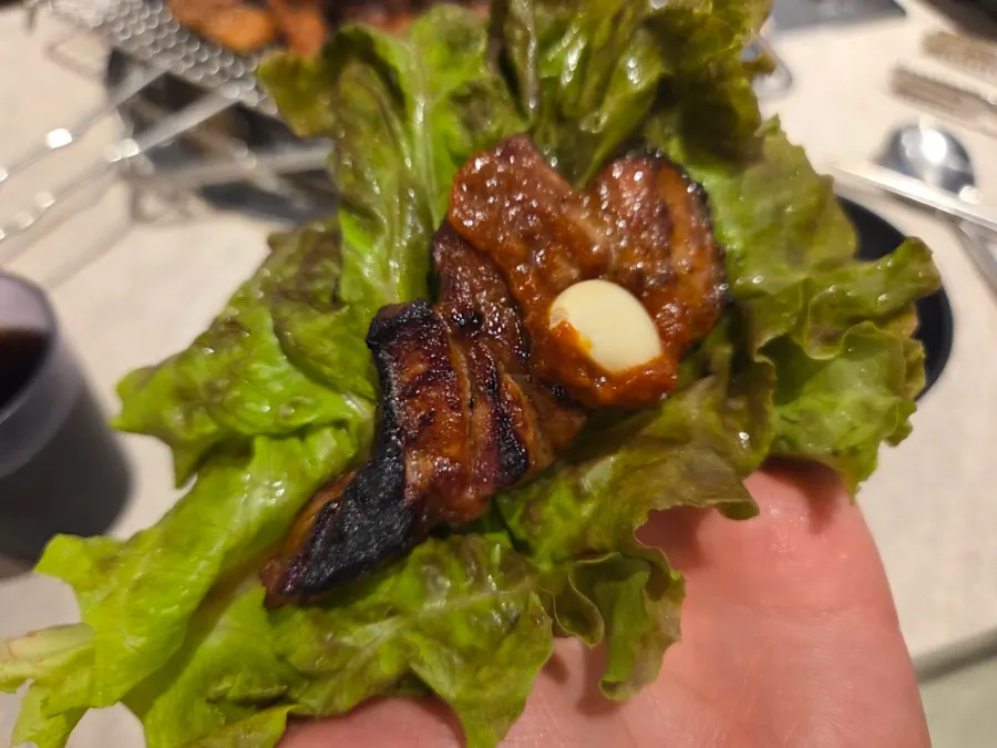 상추에 올린 돼지갈비 쌈
