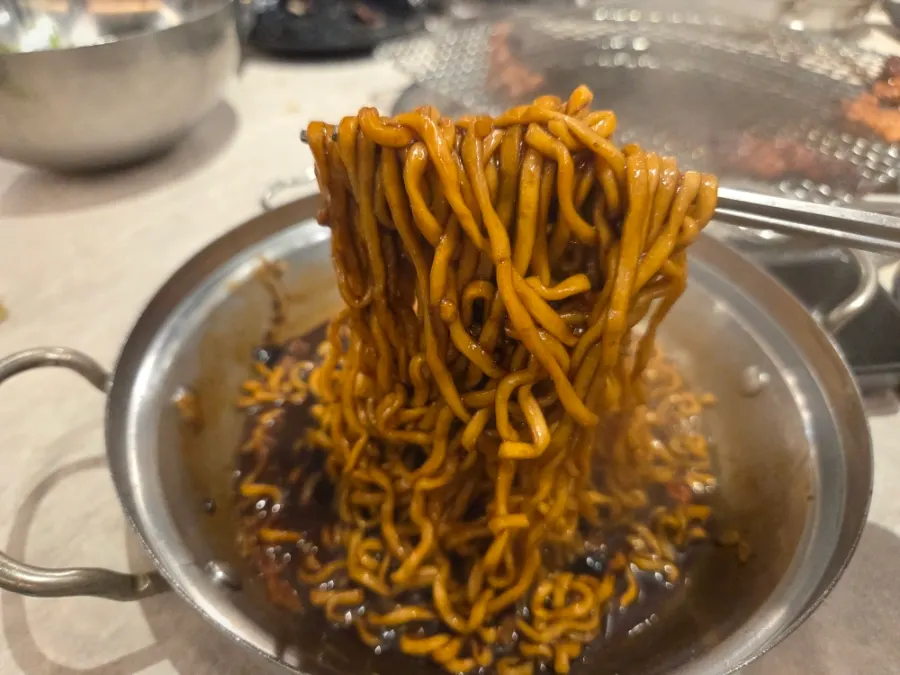 완성된 짜파게티와 남은 돼지갈비